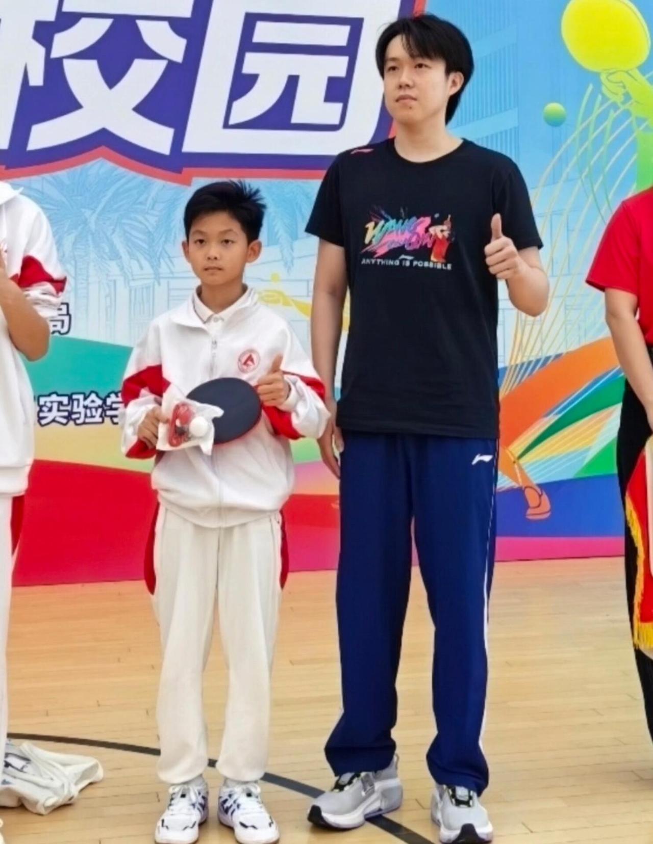 此时此刻这个小男孩还不知道他身旁站的是世界冠军和奥运冠军，王楚钦大哥哥！
不止是