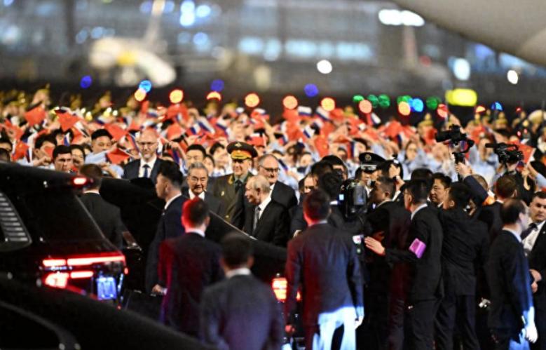 5 月 19 日晚，北京夜幕深沉，普京乘坐的专机平稳降落，正式开启对中国的国事访