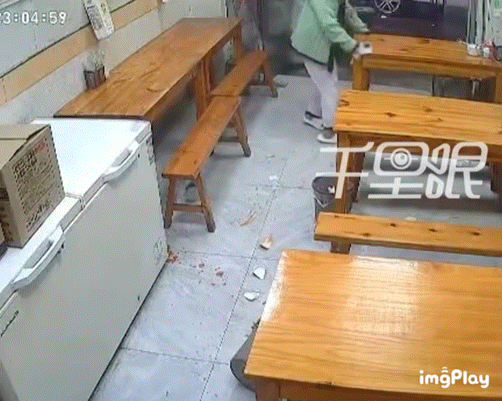 现在开店也太难了吧，好心给免费WiFi，结果蹭完网还借钱，不借就直接掀桌子，这也