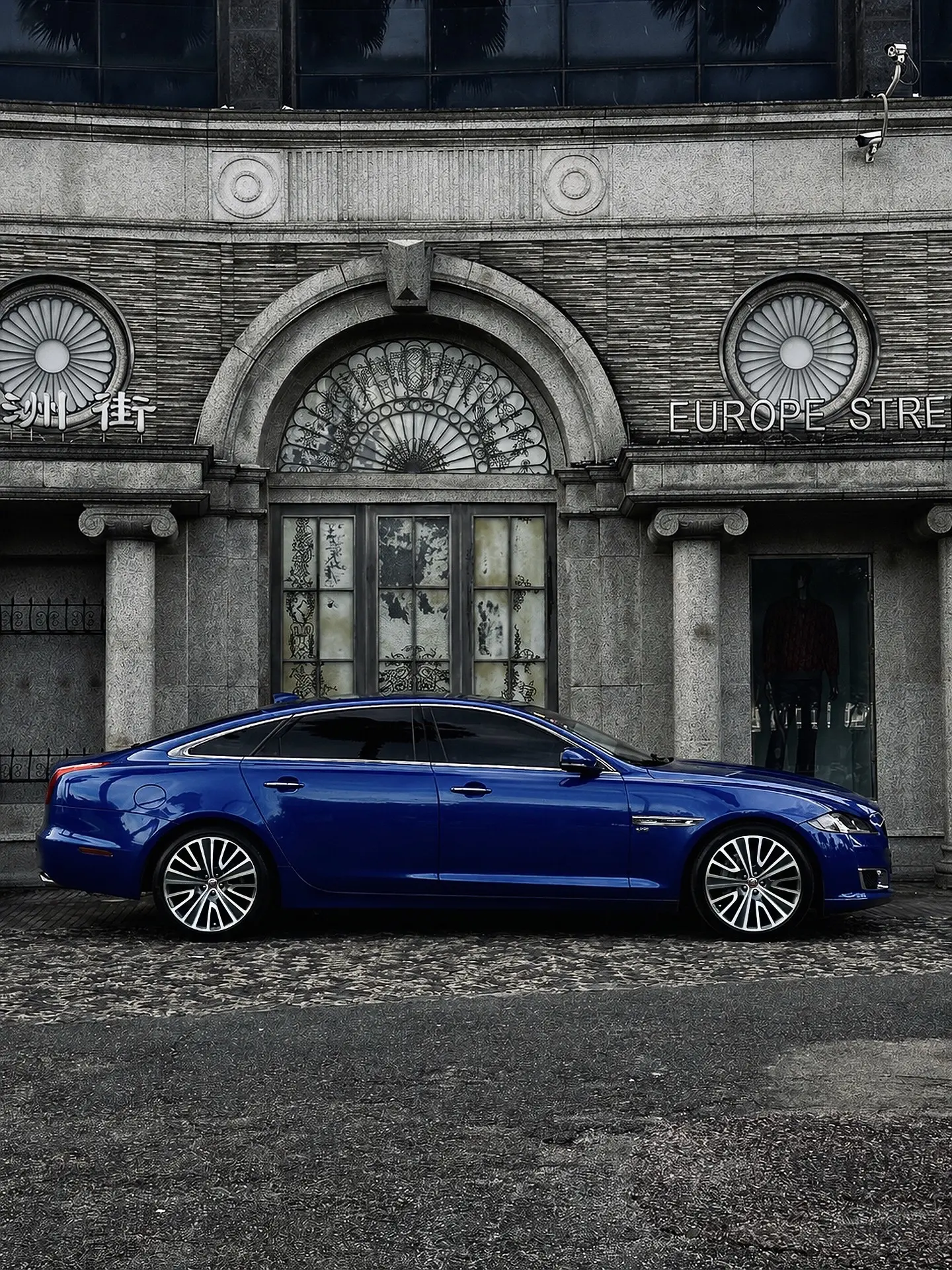 Blue Jaguar XJ50。