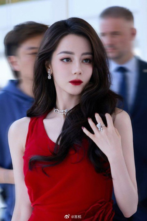 迪丽热巴[超话]  希望老婆可以永远闪耀在全球迪奥彩妆总监点赞迪丽热巴迪丽热巴巴