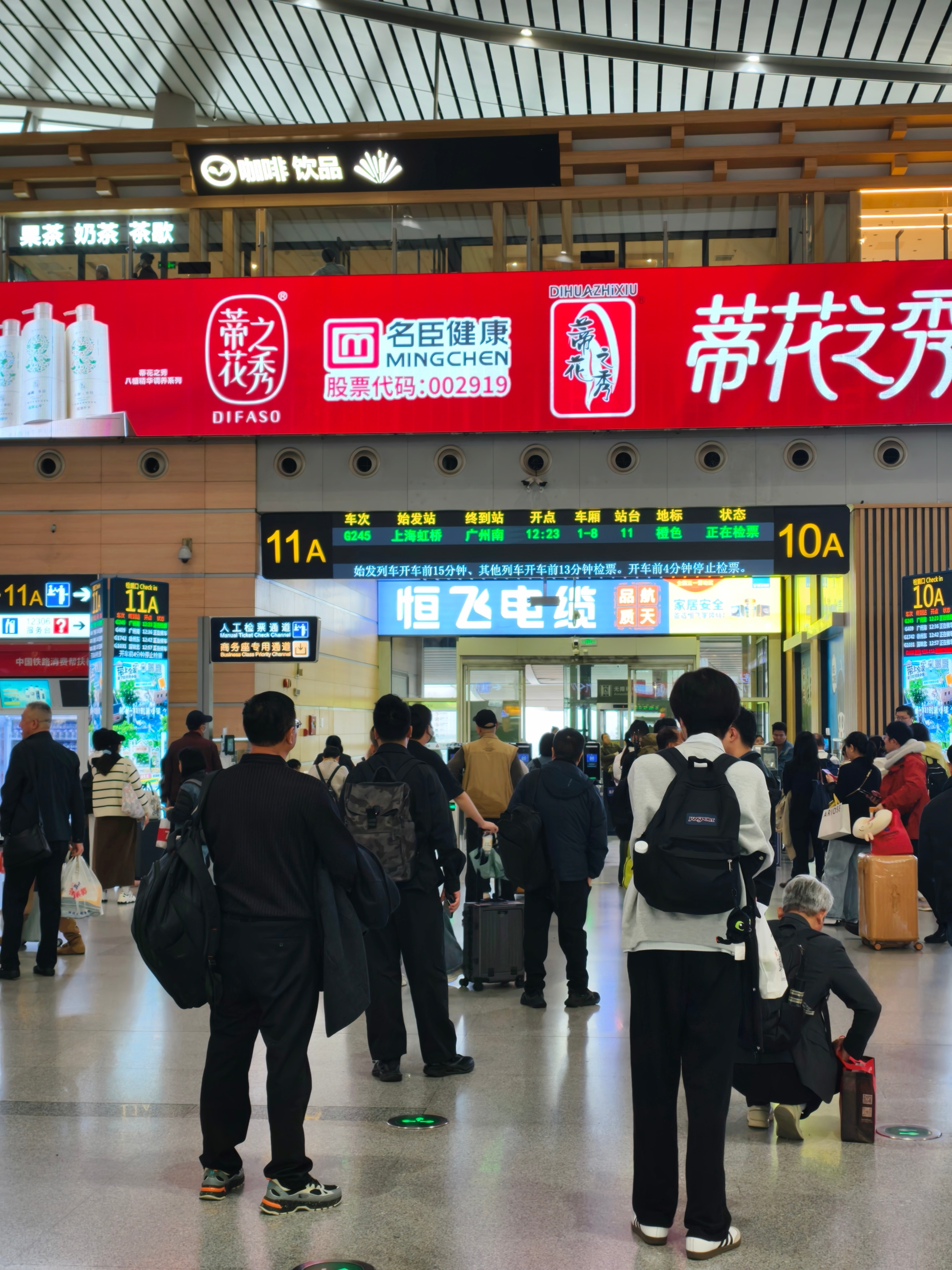 不是说成年人视力不怎么下降嘛？怎么这么近都看不清了（特地挑的人眼感受近似焦段）