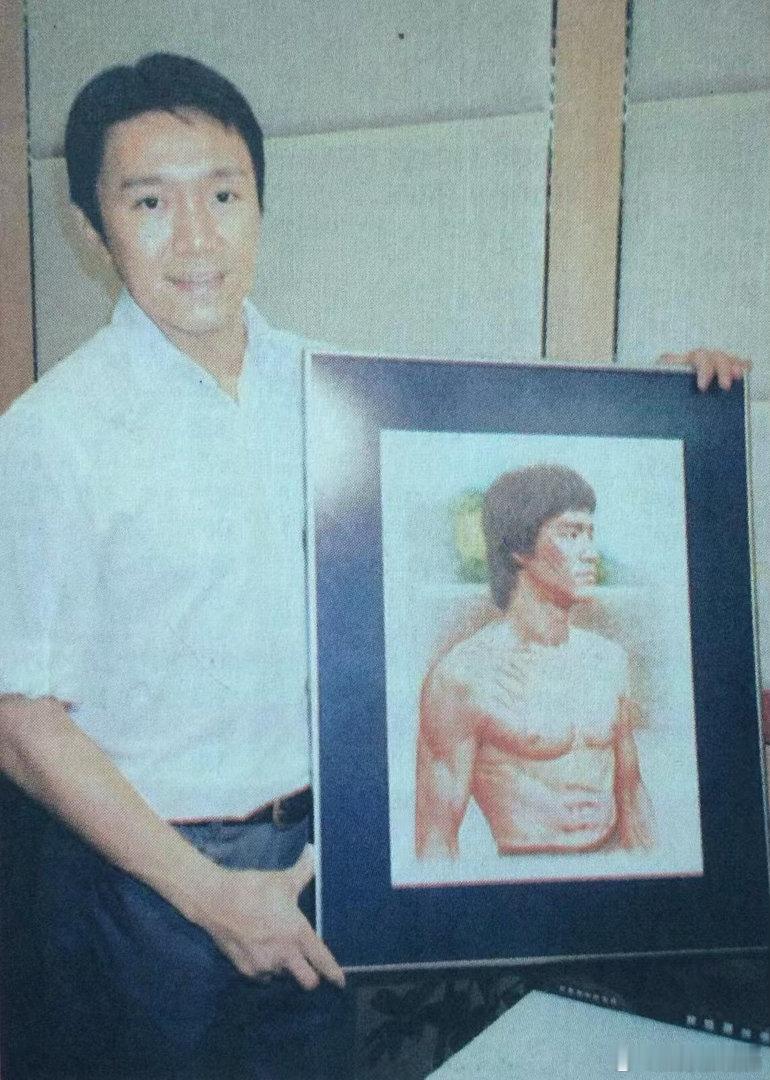 周星驰是李小龙铁粉的证据找到了 他做导演之后，几乎每部电影里都会设计一个“致敬李