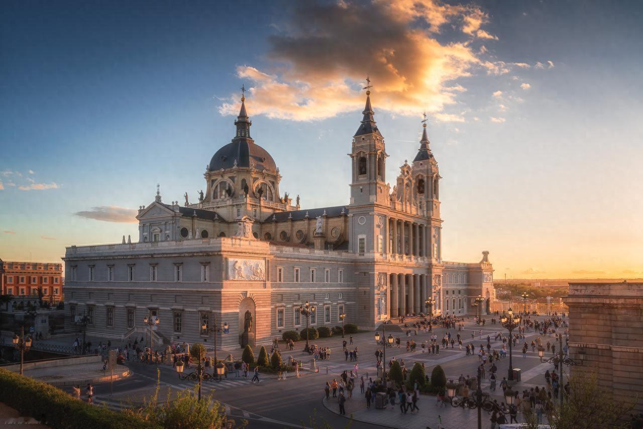 2026年西班牙悄悄放开了一条路，门槛低到让传统移民国家都看傻了
今天聊的西班牙