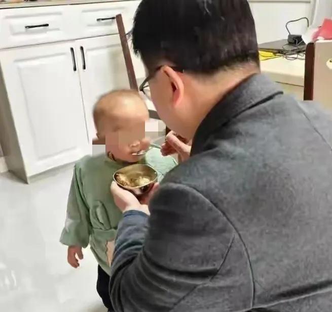 “看哭了！”四川宜宾，3岁小女孩，每天饭点都会准时出现在邻居家门口。她不敲门，也