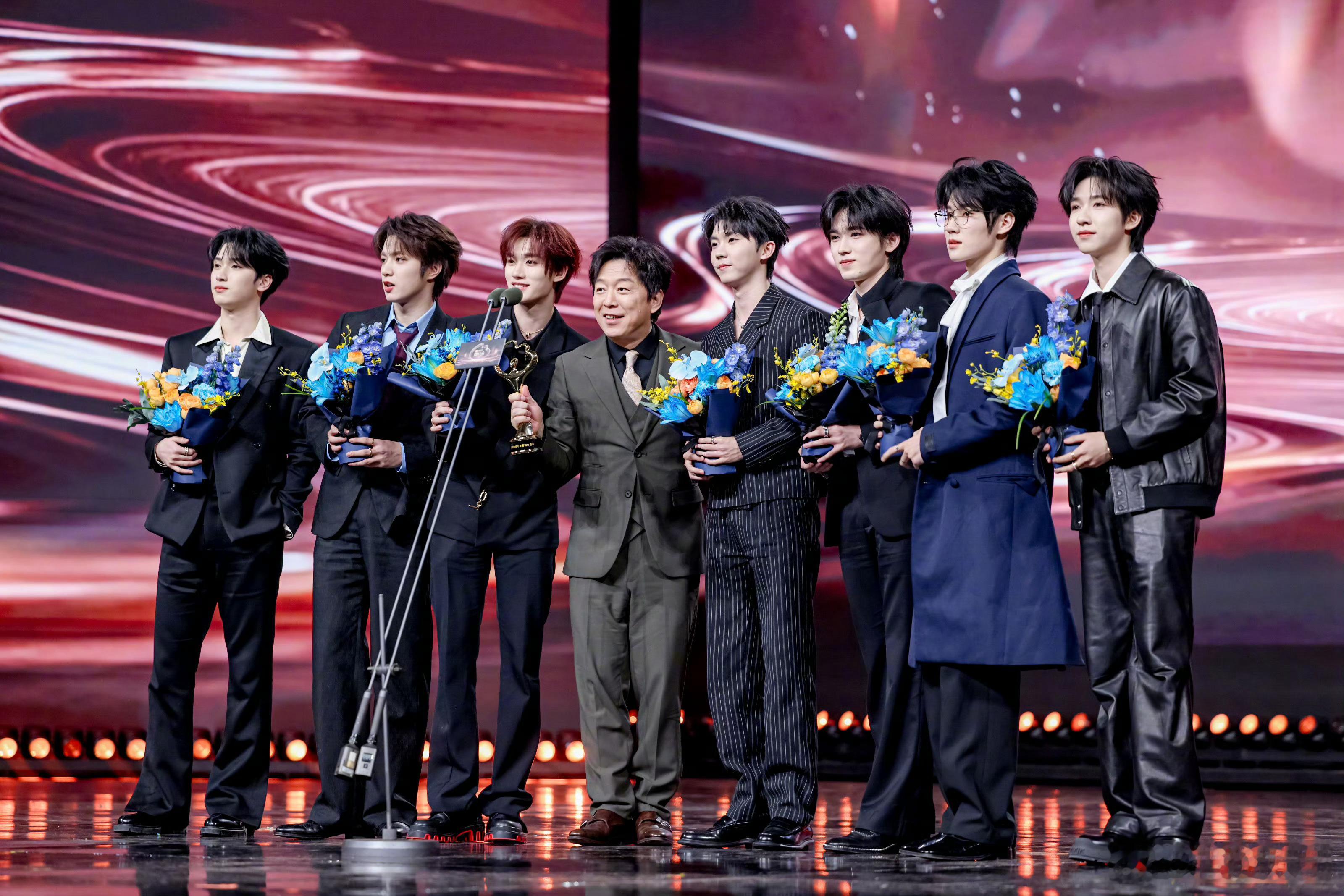 时代少年团微博年度影响力组合 恭喜斩获“微博年度影响力”组合 荣誉，以汗水浇灌梦