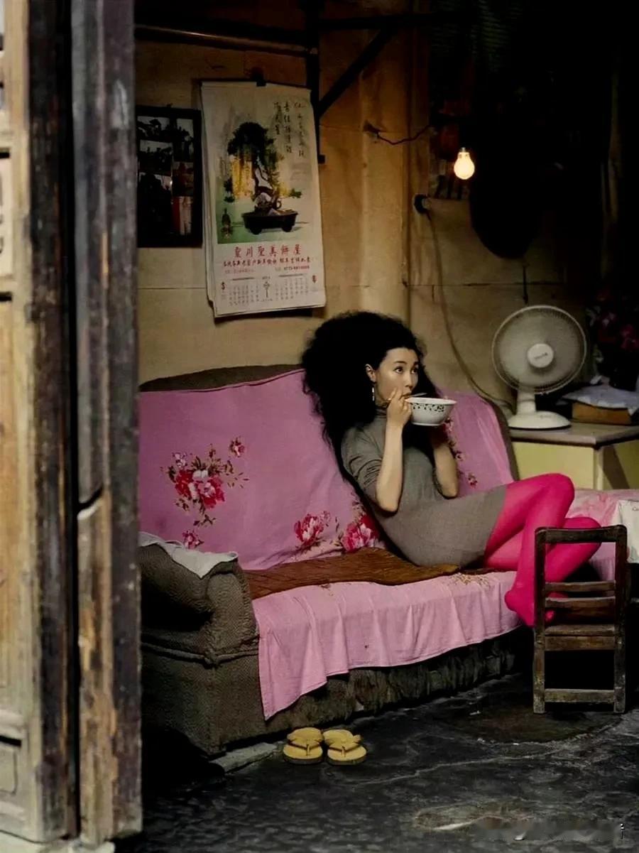 张曼玉怎么做到如此美丽？即使在破烂不堪的小屋里吃着甜水留着爆炸头，穿着很风俗的衣