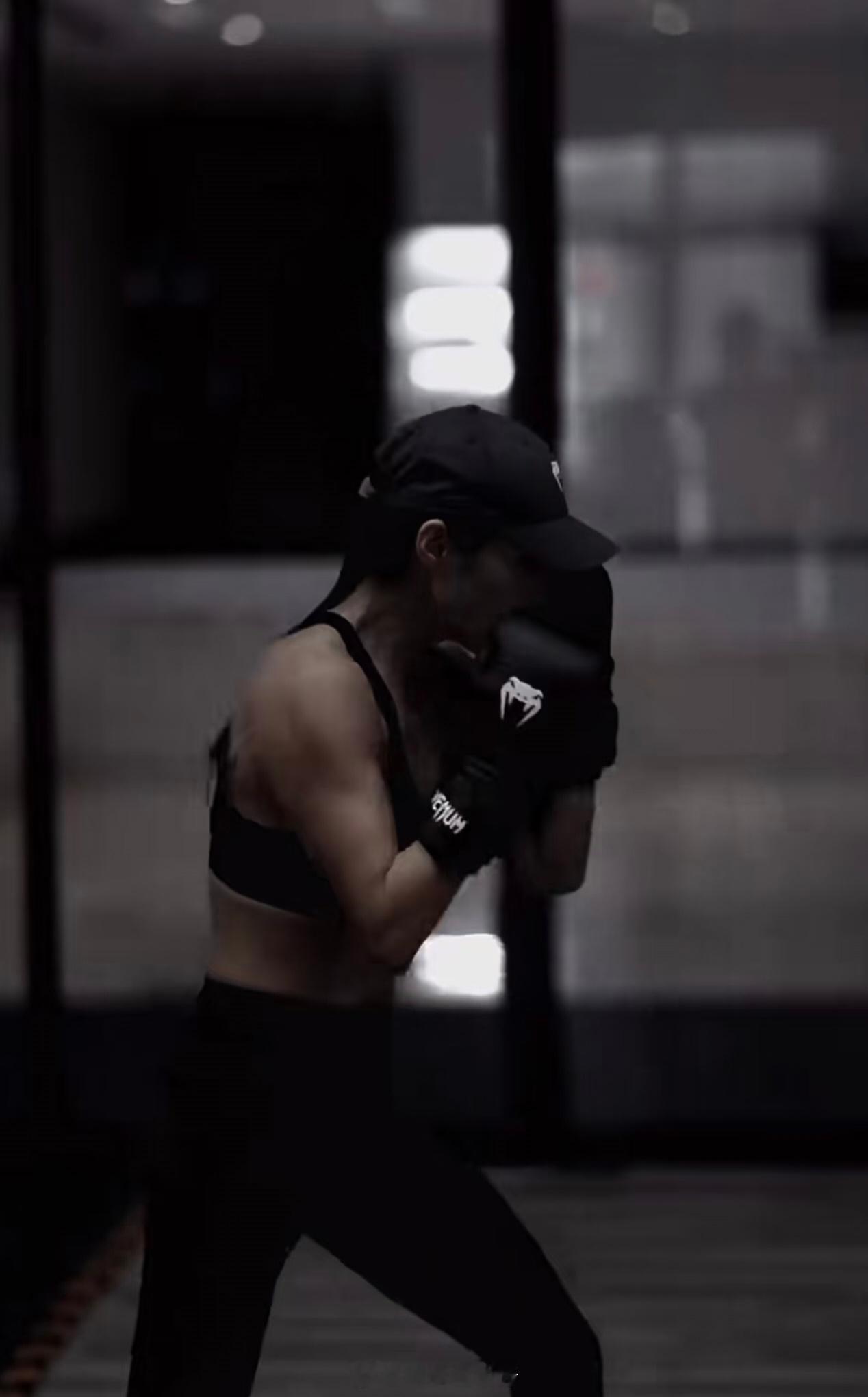 今天被朋友拉来打拳了号称消耗量最大的有氧训练一定要试试emmm，累是真的累，帅也