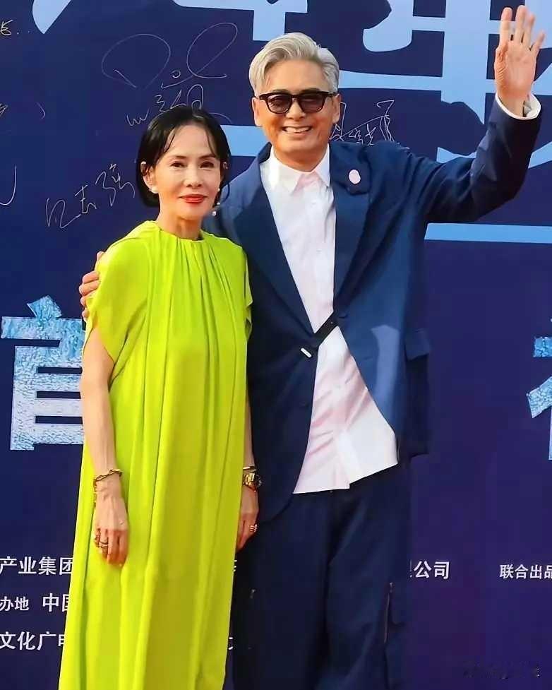 大家发现没有
周润发给所有人都提了一个醒，
就算年纪再大，事业再成功，都不如
有