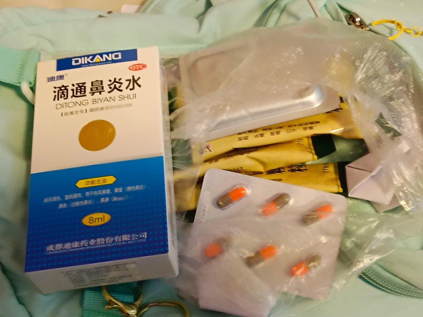 我妈来给我送药的第3天，第1天嗓子疼第2天扁桃体发炎加发烧38度多今天鼻子堵了一