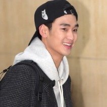 Prada5年内已塌房7位代言人Prada宣布与金秀贤解约，此前金秀贤承认与已故