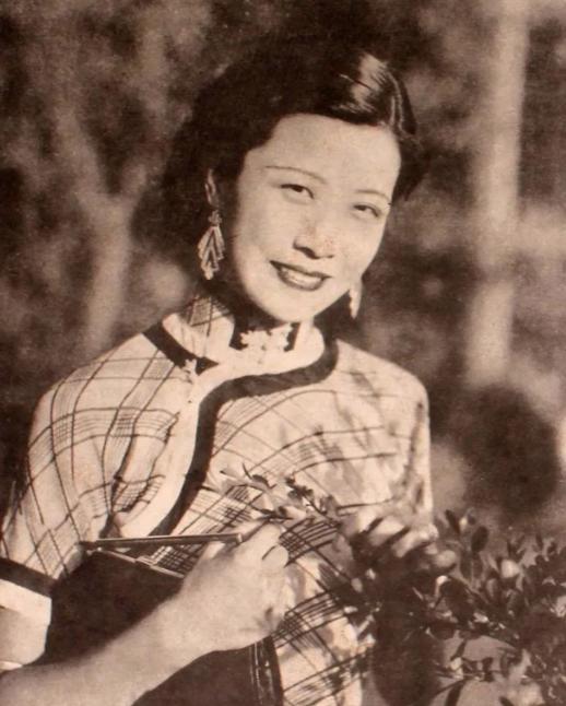 1935年，25岁传奇影星阮玲玉半夜起身，走到写字台前，写下两封遗书，然后取出安