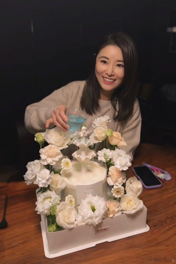 林心如49岁庆生照  林心如晒照庆49岁生日  林心如49岁生日照，完全看不出来