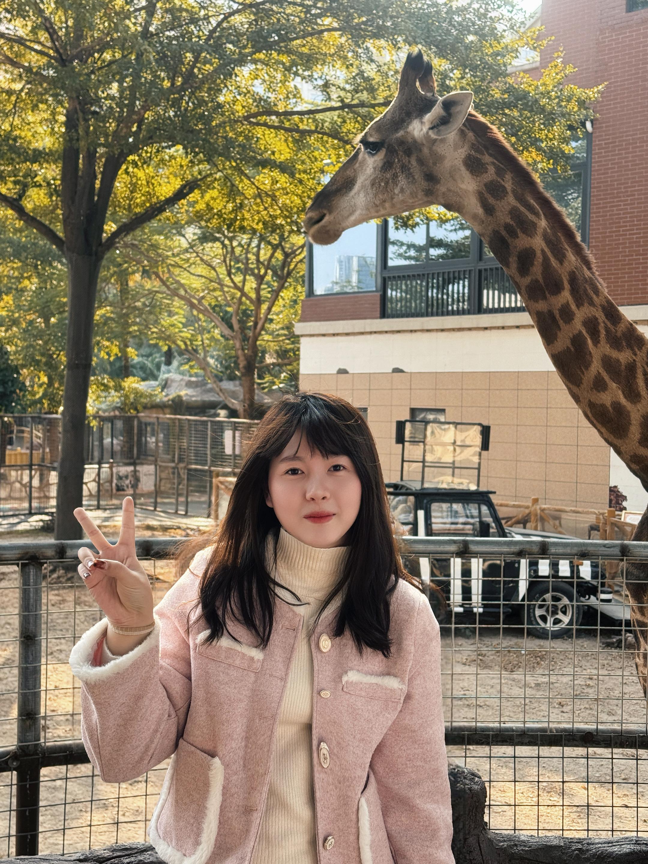 也是和长颈鹿合照了