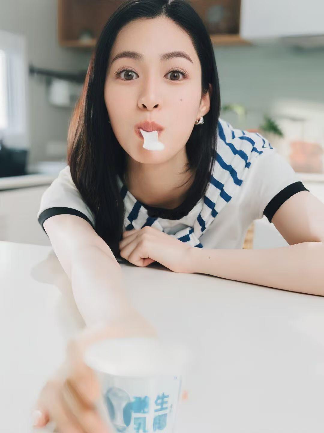邝玲玲爱吃朝日唯品酪乳朝日唯品  清晨的阳光透过纱帘洒在餐桌上，冰镇后的朝日唯品