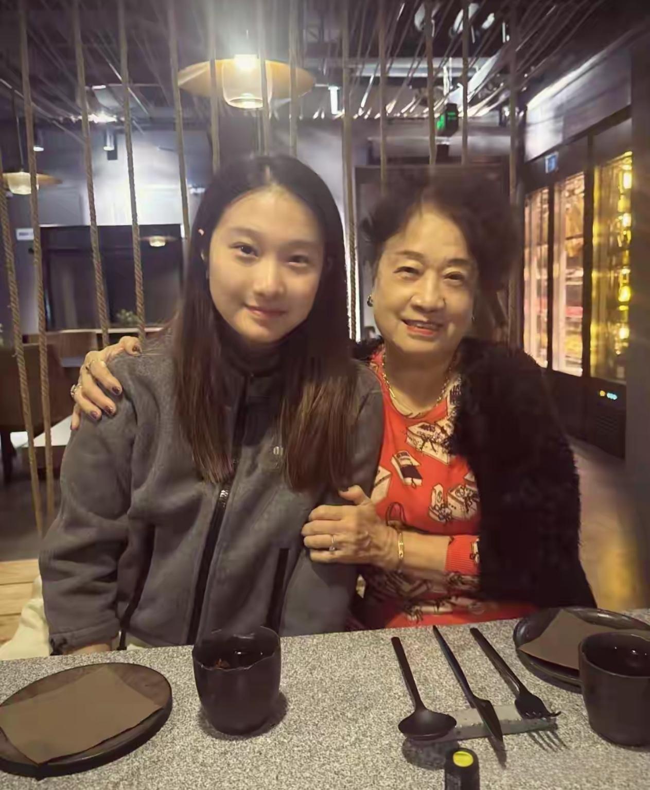 马伊琍大女儿文爱马晒和姥姥合影，文爱马相貌没有继承父母的优点，真的没文章和马伊俐