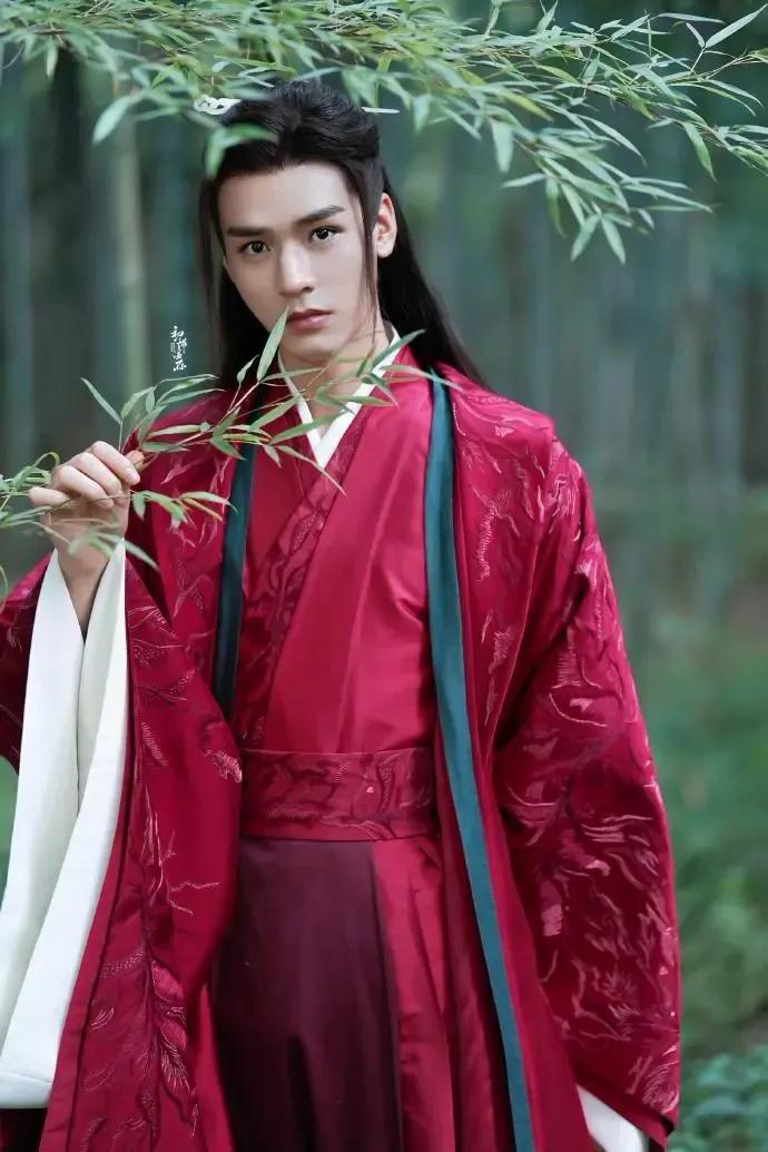 龚俊的花期真是短啊！
五年前《山河令》一跃成为准顶流，一时间的商务和综艺不断，再