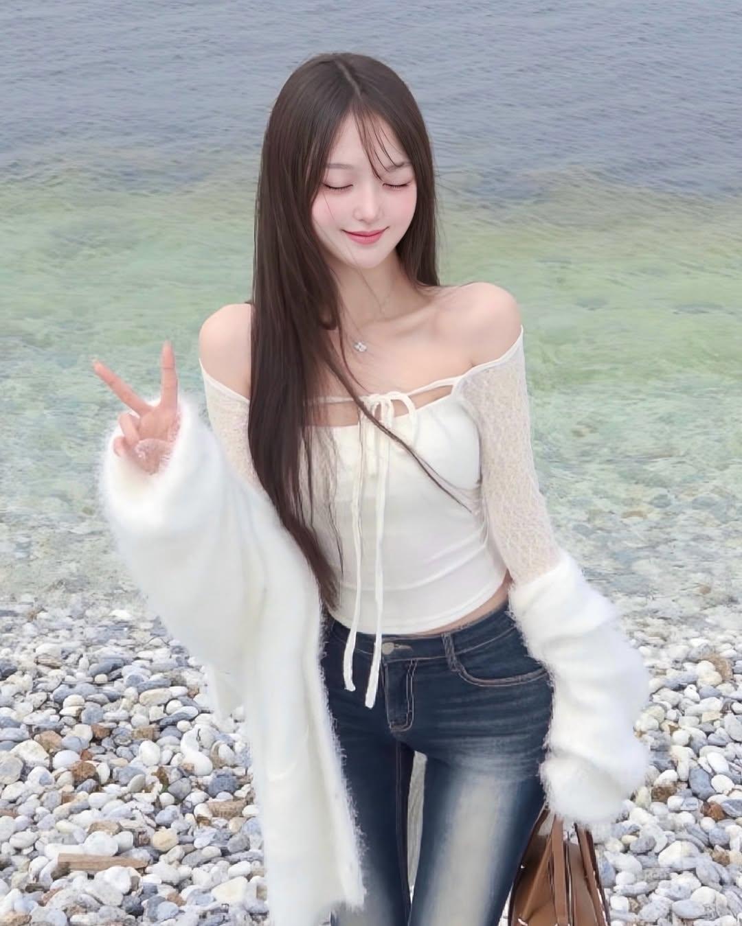 什么样的穿搭可以成为气质女神?海边限定·比耶的快乐已送达✌️
白毛衣+牛仔裤，是