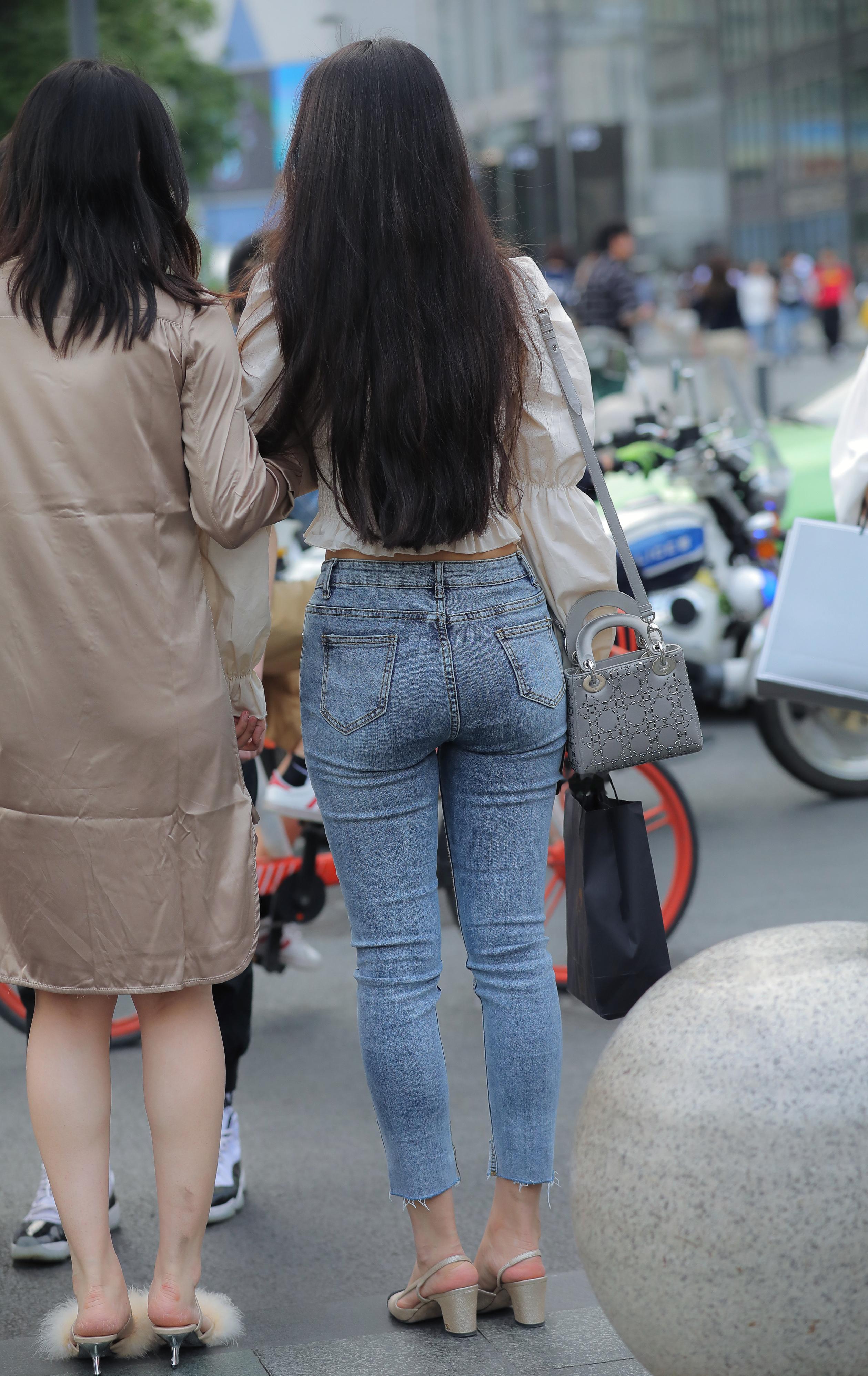 紧身牛仔裤，就  很好看呀 !! 