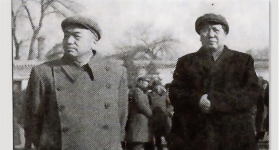 1951年，10万志愿军被 美军 包围，彭老总向毛主席求助。毛主席苦思3小时，回