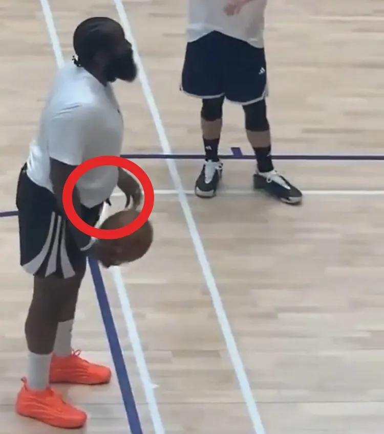 哈登真的有这么胖吗？

熟悉哈登的球迷应该知道，这是哈登训练的小习惯，肚子这儿塞