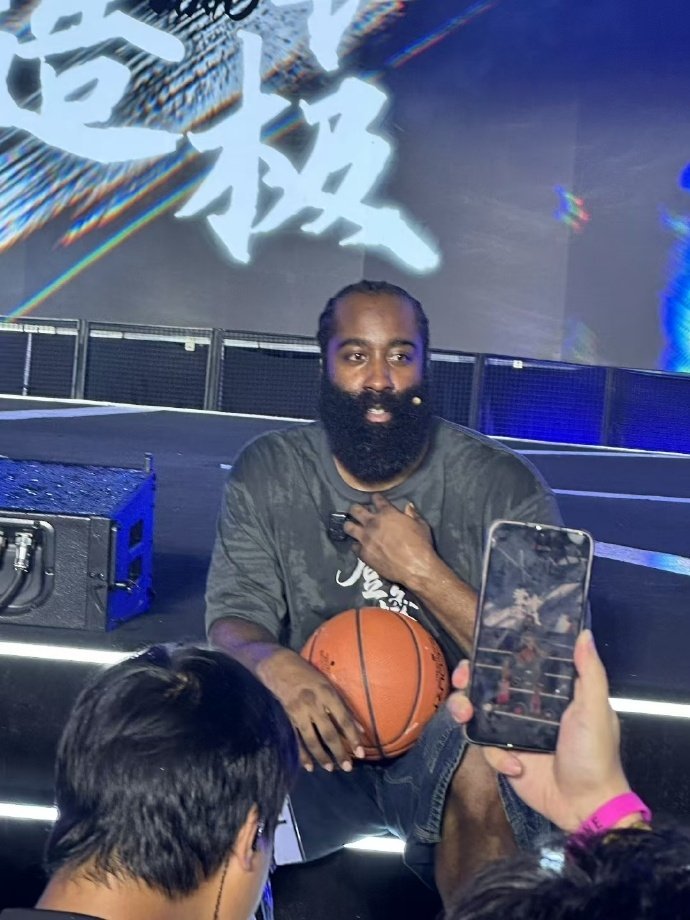 唐装安排上了！登哥还挺像那么回事！哈登中国行 ​​​