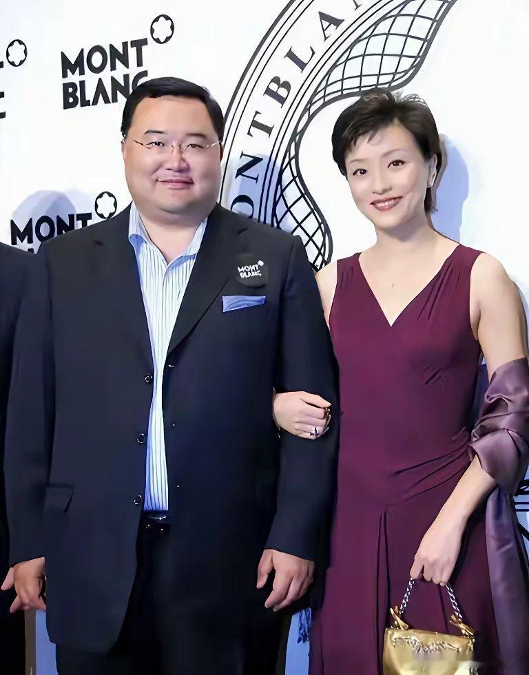 不比不知道，一比吓一跳，杨澜和吴征，两人身材竟然相差这么大。照片里，吴征这体型真