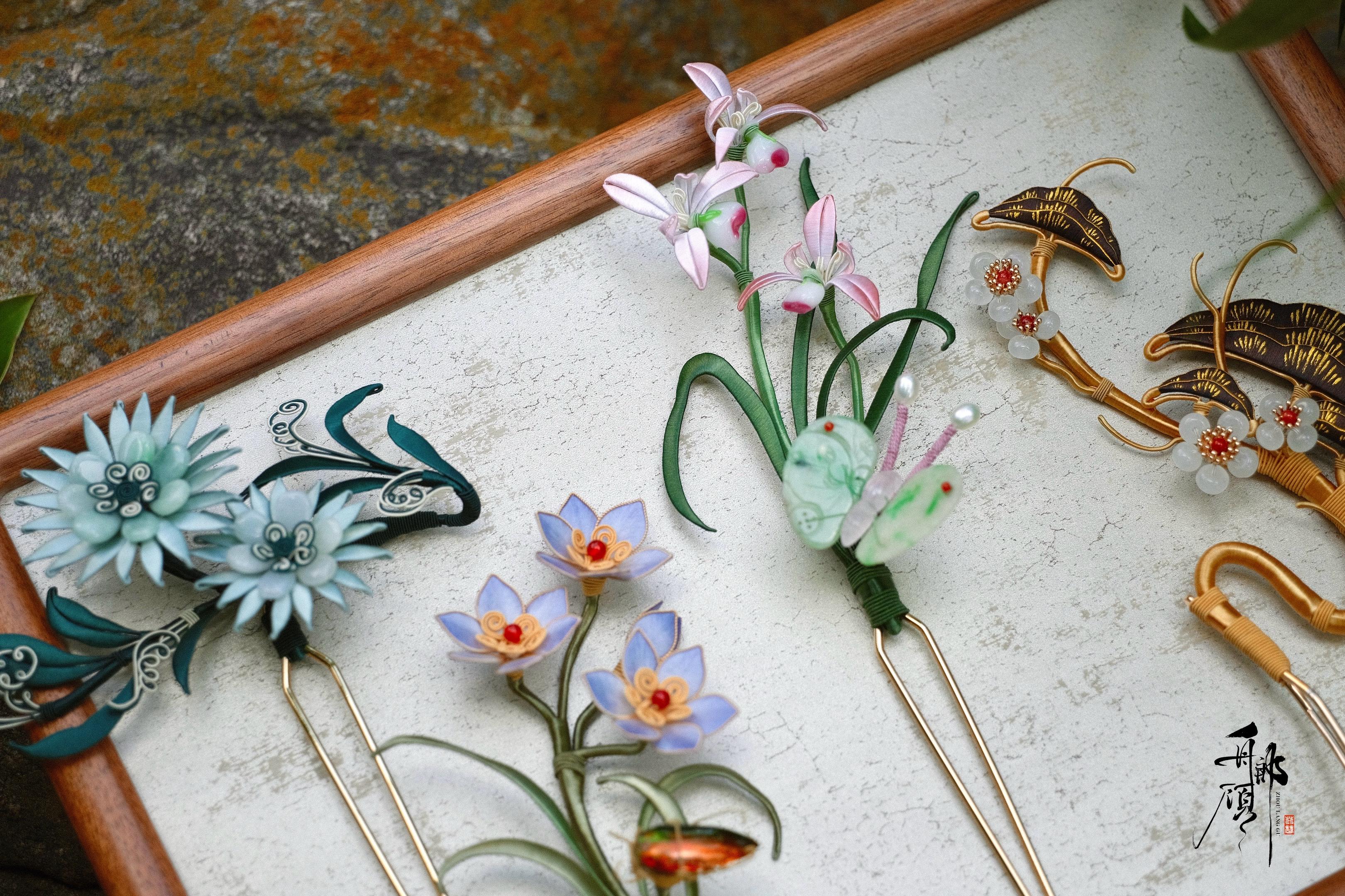 掌柜呈上数支美钗…问道：“不知姑娘喜欢哪一支？” 小说里挑选首饰的情景...