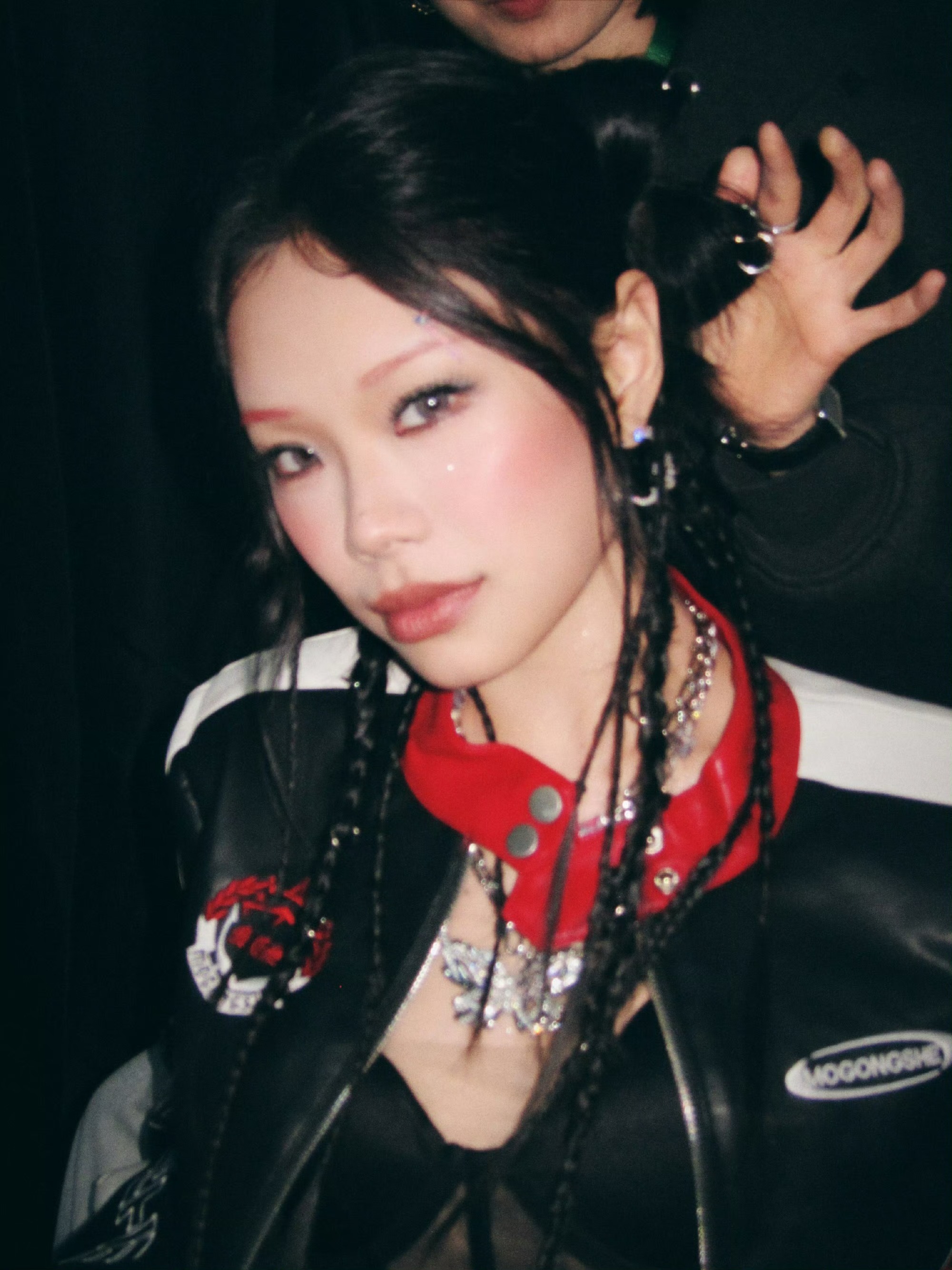 绝了！万妮达手里拿着的拽姐简直就是她的本体吧！微眯的双眼、犀利的眼神，这不就是她