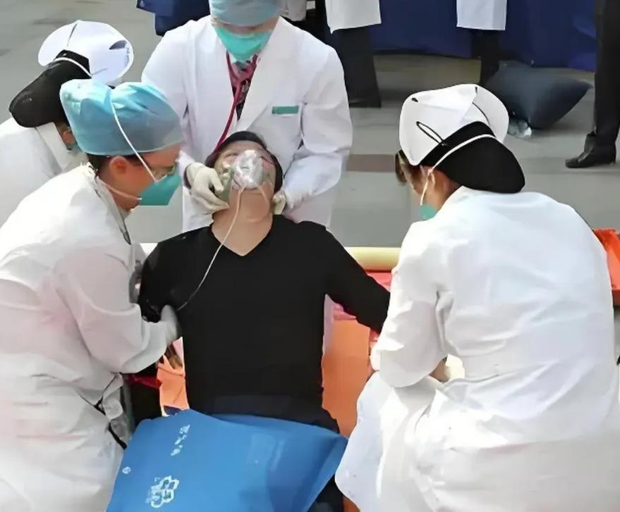摸了一把，赔了五万，还被打成骨折——这笔账，谁亏谁赚？
广西百色，唐自学晚上骑车