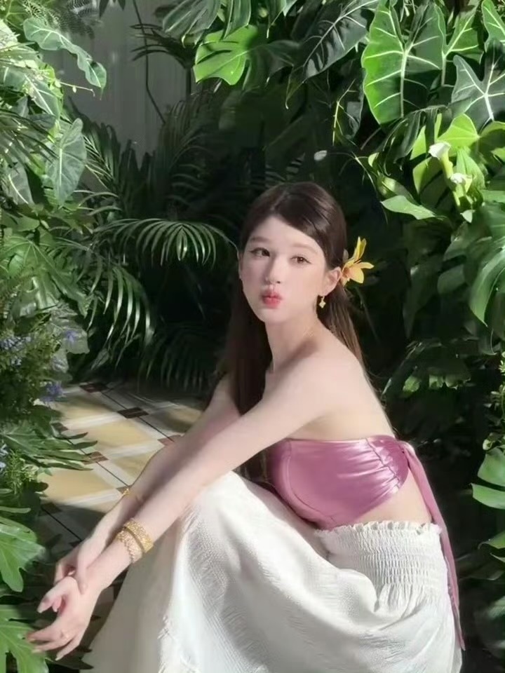 这两张让我有点幻视22年的小兔…当时还给团队庆祝周年，带他们去西双版纳玩，结果还