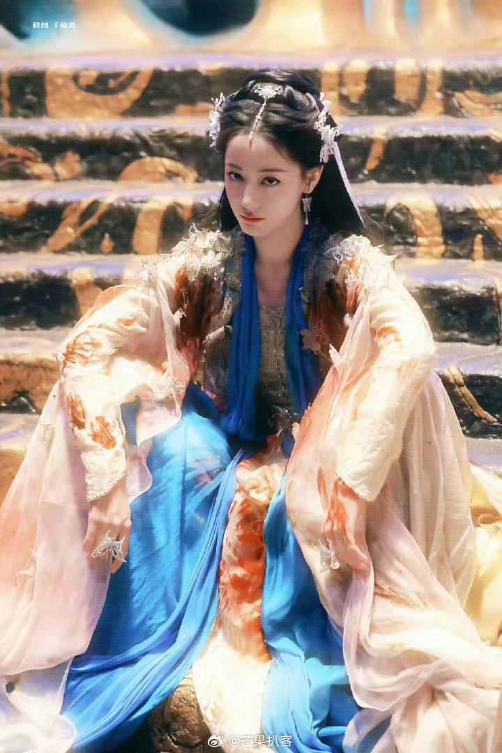 白日提灯热度 都说迪丽热巴的古装很平凡，不如现代装美貌，而且滤镜磨皮有点大 