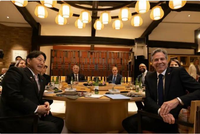 日本第8师团长坂本雄一死亡，G7国家外长齐聚日本吃席。
 4月初，日本一架载10