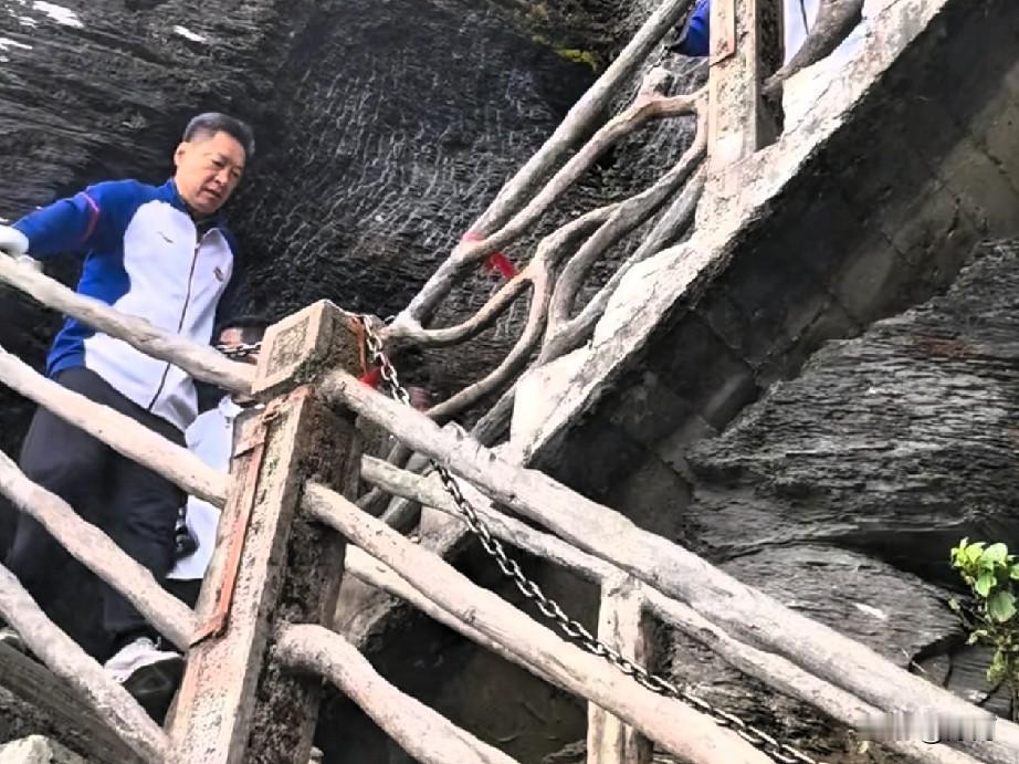 昨天，广东男篮功勋教头李春江和徒弟朱芳雨一起攀爬贵州梵净山，下山的时候他是这样形