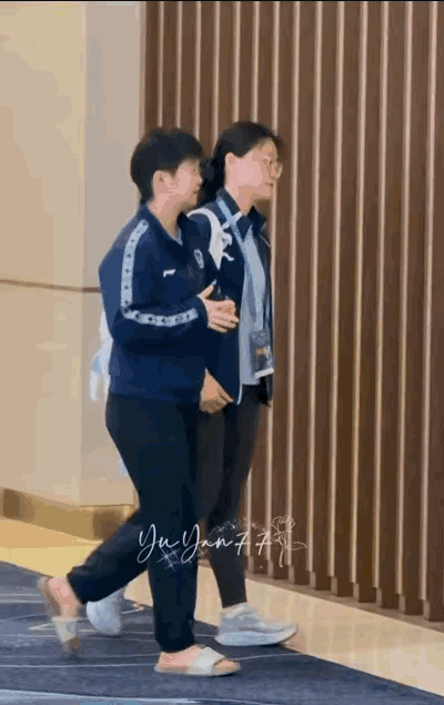 莎莎这“松弛感”也是没谁了！

莎莎大清早，出来吃早餐，直接汲一双拖鞋，就出来了