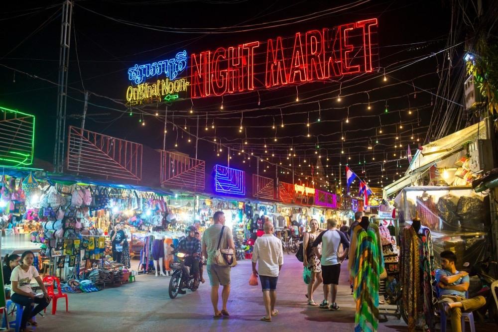 夜幕下的夜市，霓虹灯闪烁，人潮涌动，热闹非凡！🌃🛍️💃