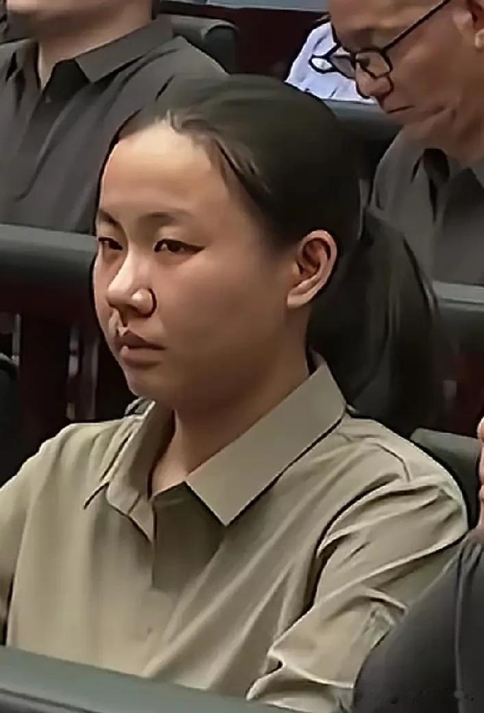 一个人的嘴巴或许会说谎，
但是眼神可一点都藏不住事。
明珍珍现在的状态可不太对劲