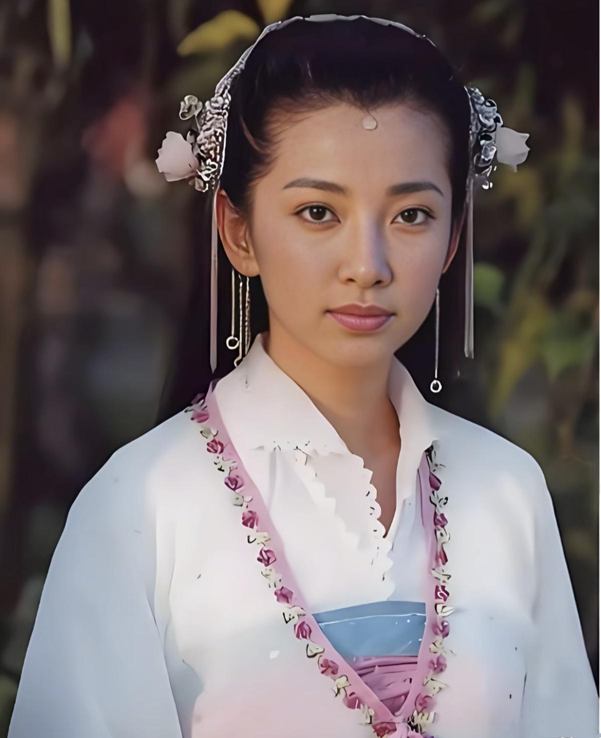 美人最终败给了岁月。李冰冰当年在电视剧《少年包青天》里青春靓丽，虽然当时皮肤黝黑