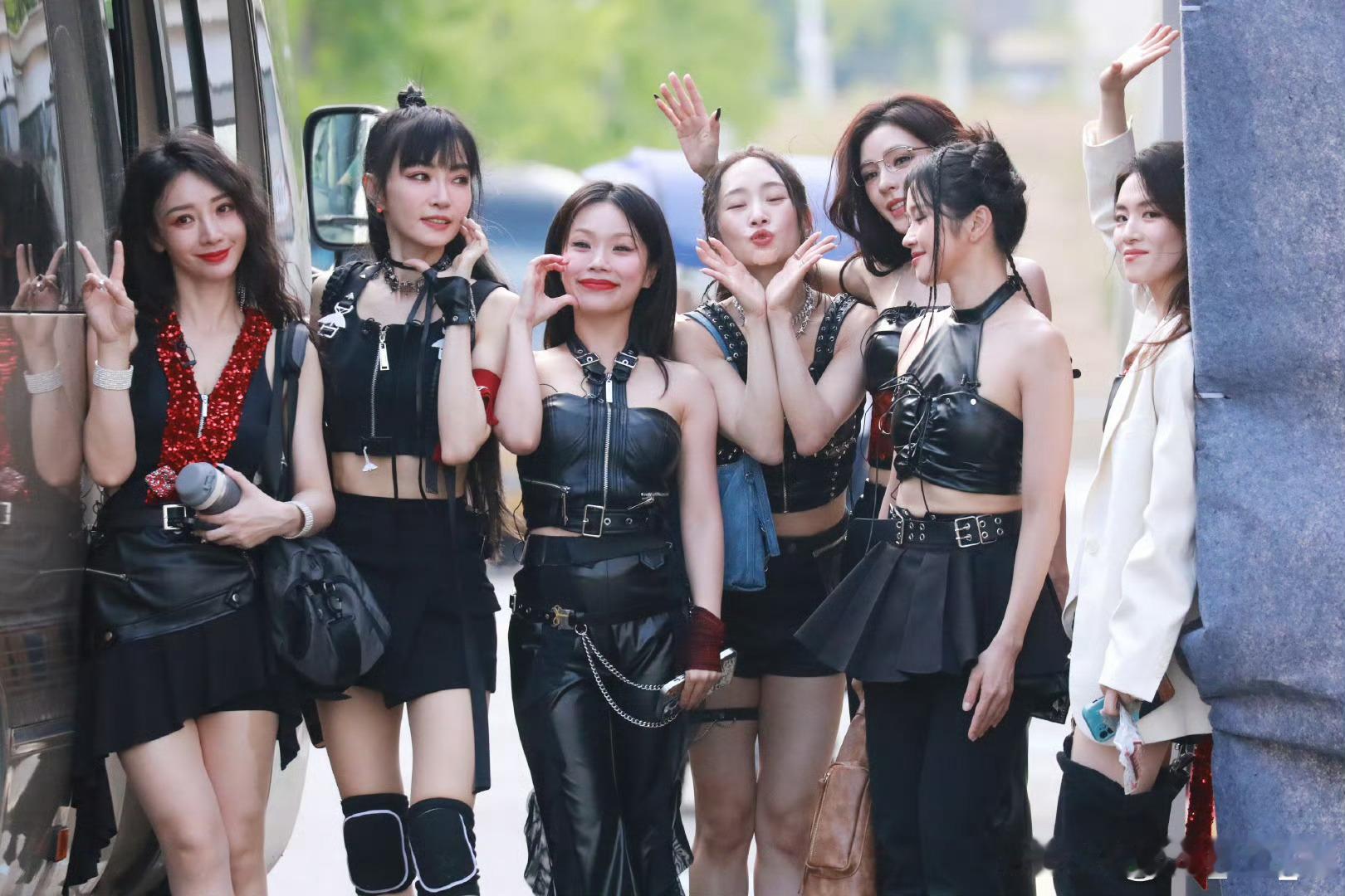 浪姐的钱都给歌手花了吗？虽然陈丽君什么衣服都能撑得起来，但是这服装...跟别的团