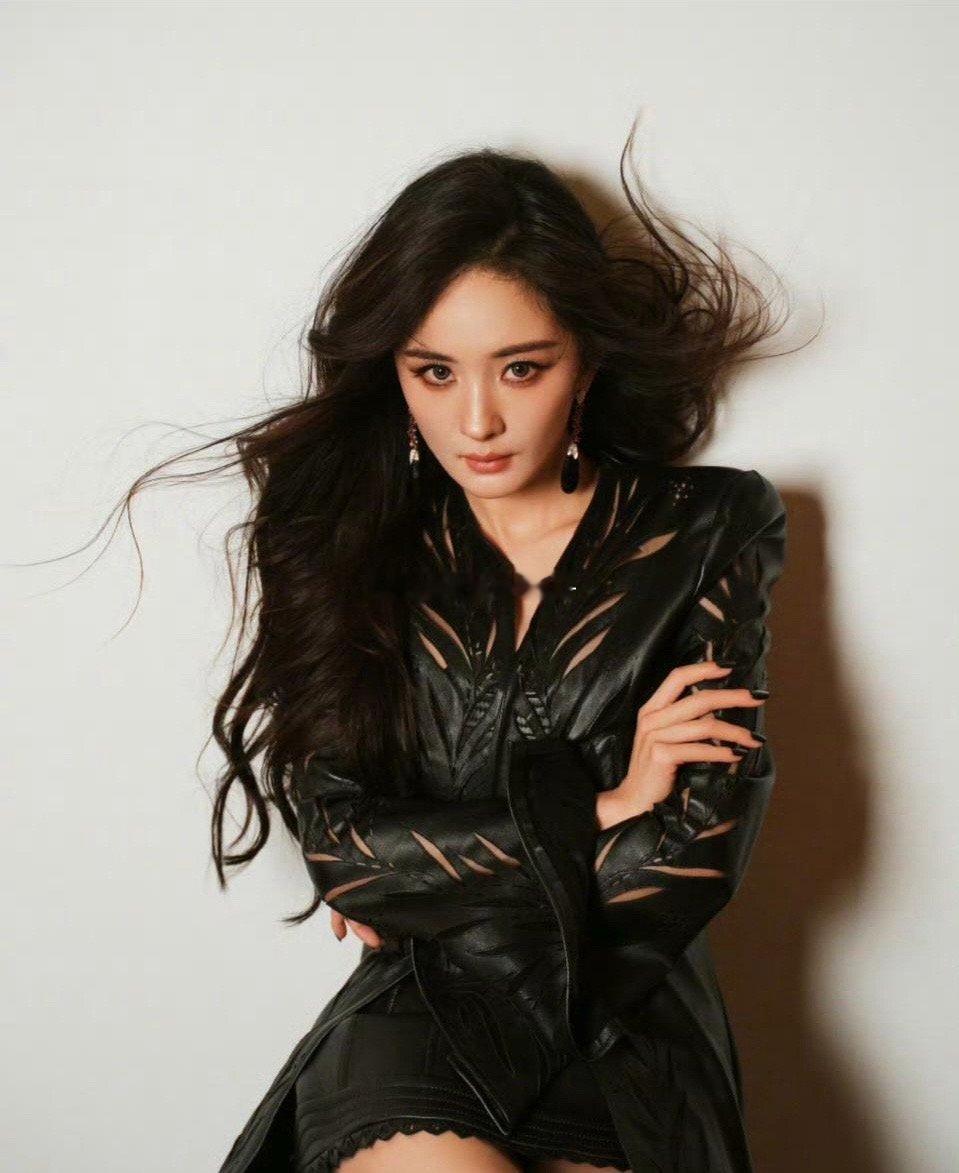 杨幂对接回应嘉人红毯顺序，针对网传嘉人活动红毯有人耍大牌，导致红毯长时间没人走，