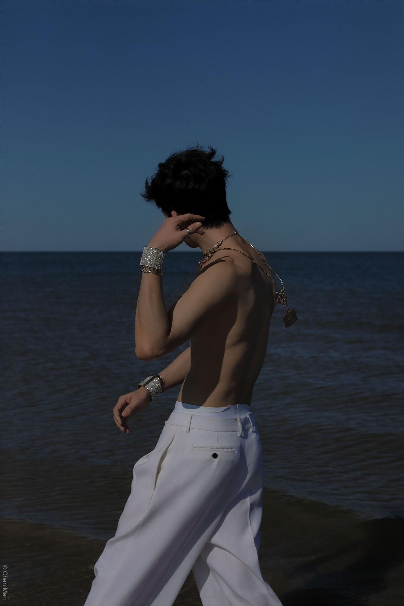 井柏然硬照天才井柏然宽肩西装杀井柏然不愧是内娱硬照天花板，最新杂志宽肩西装造型气