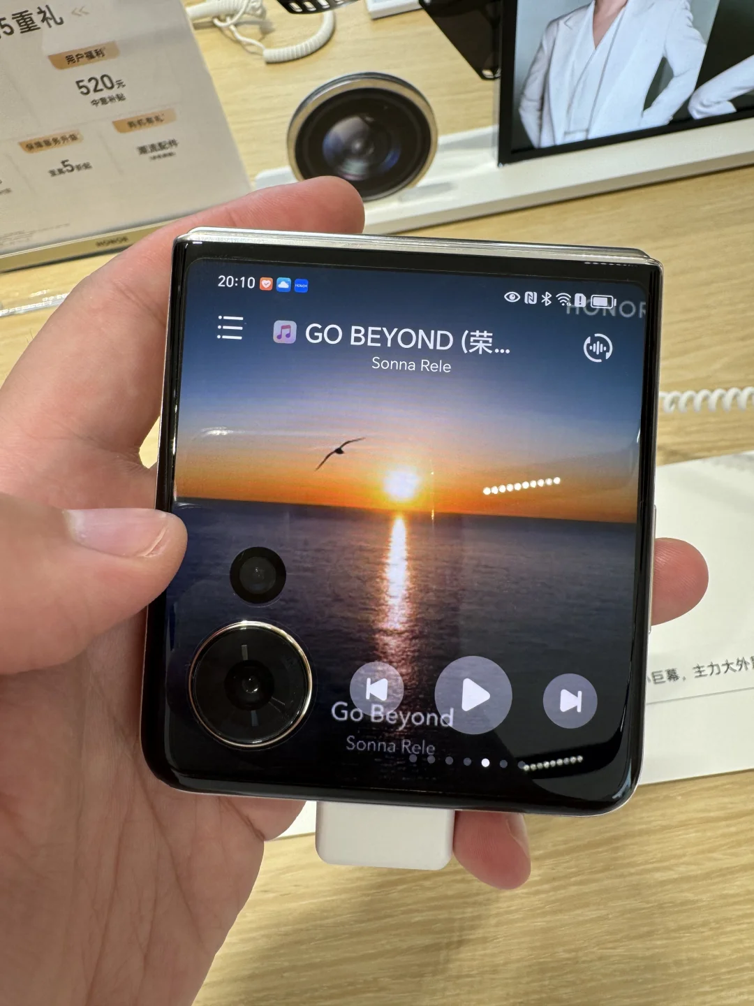 不比不知道，荣耀Magic V Flip的颜值与性价比，直接把隔壁po...