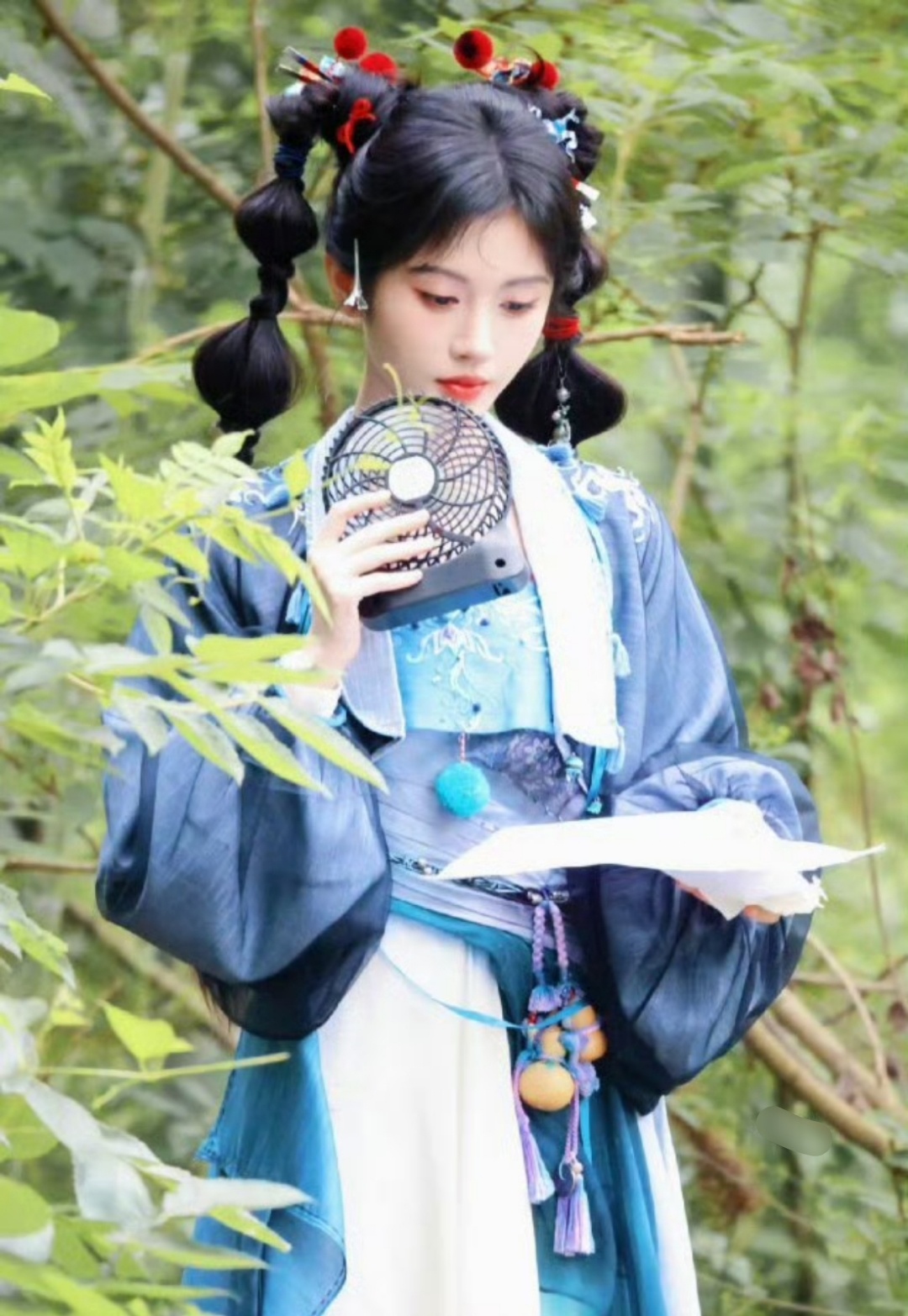 鞠婧祎阿黛首套造型路透，要被这个双马尾阿黛萌晕了[亲亲] ​​​