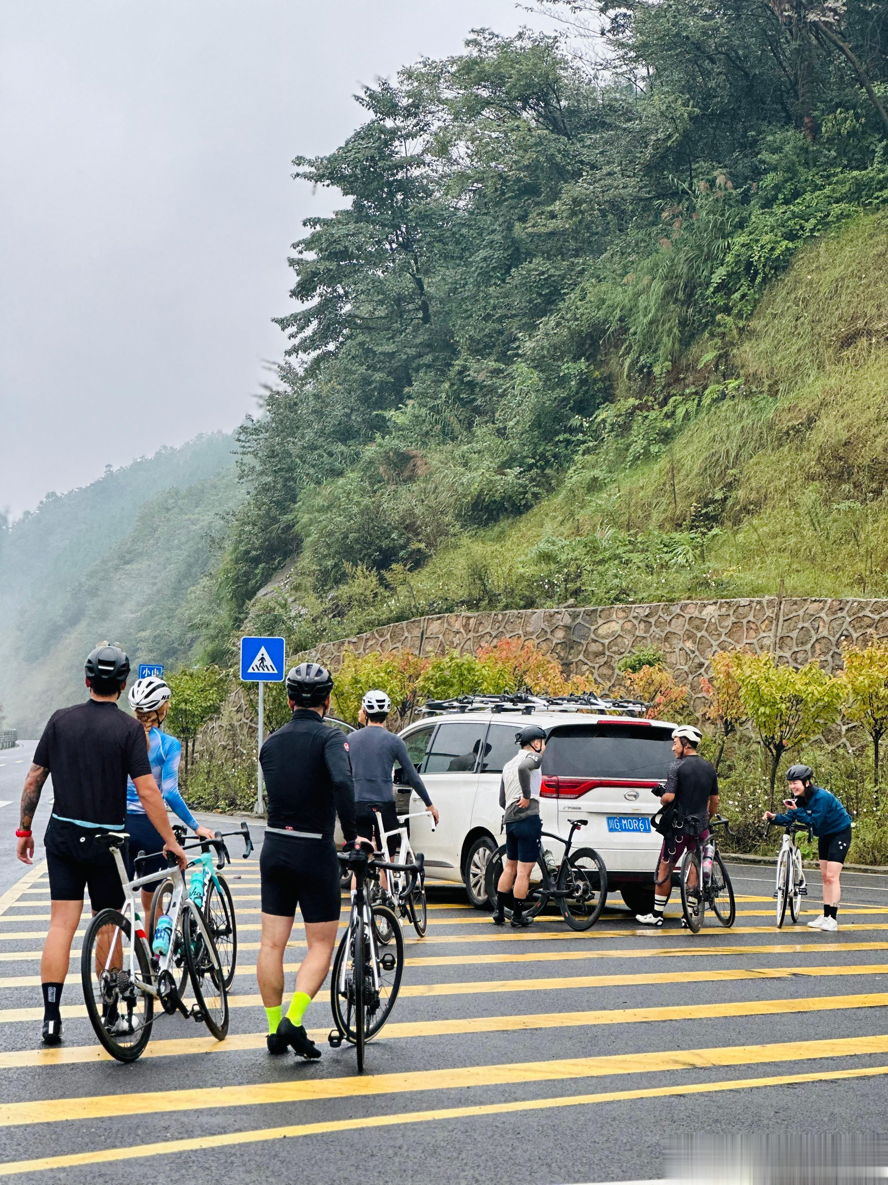 户外➕美食 超燃小周末💥🚴🏻‍♂️​峨眉山 来都来了 兄弟们一起爬墙😎 