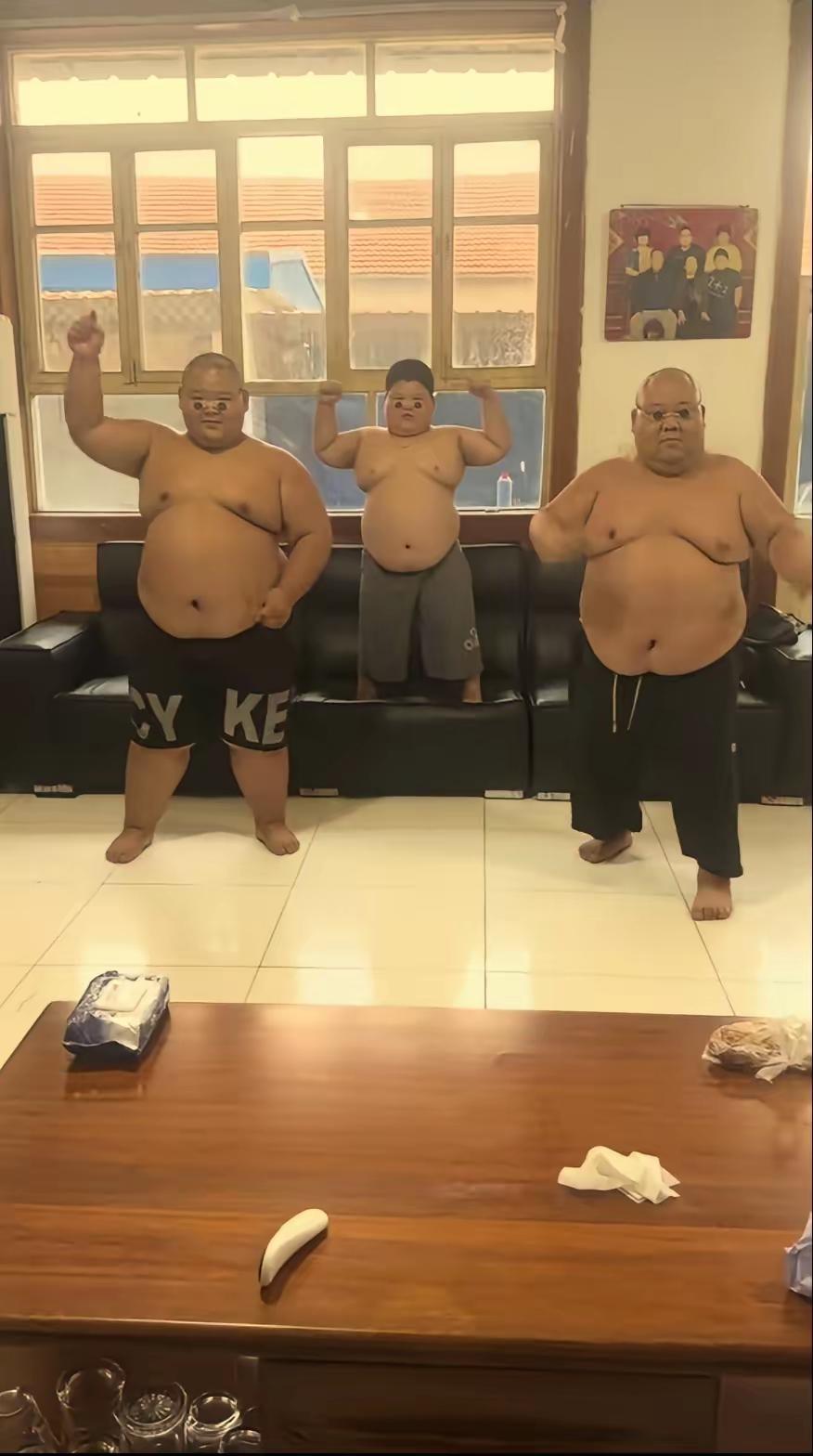 这是抖音网红胖子家族，父亲和两个儿子，三人体型都肥胖，感觉就是三座小山一般的存在