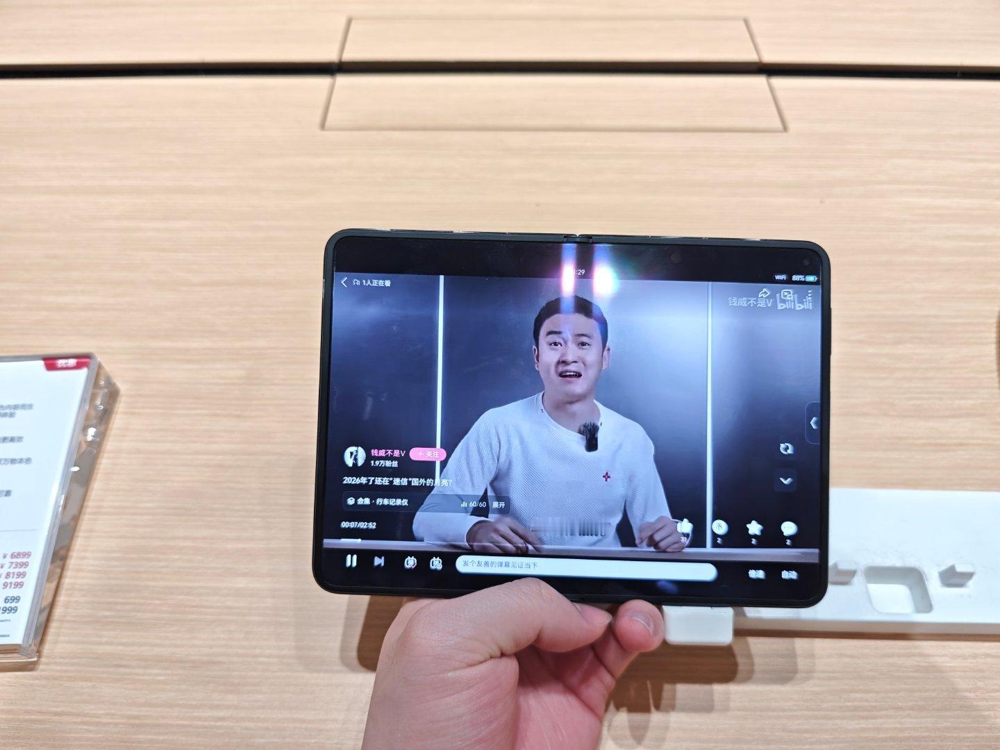 探店新的pura x，阔折叠的内外屏体验都挺不错，比例比较一致观感好适应，视频体