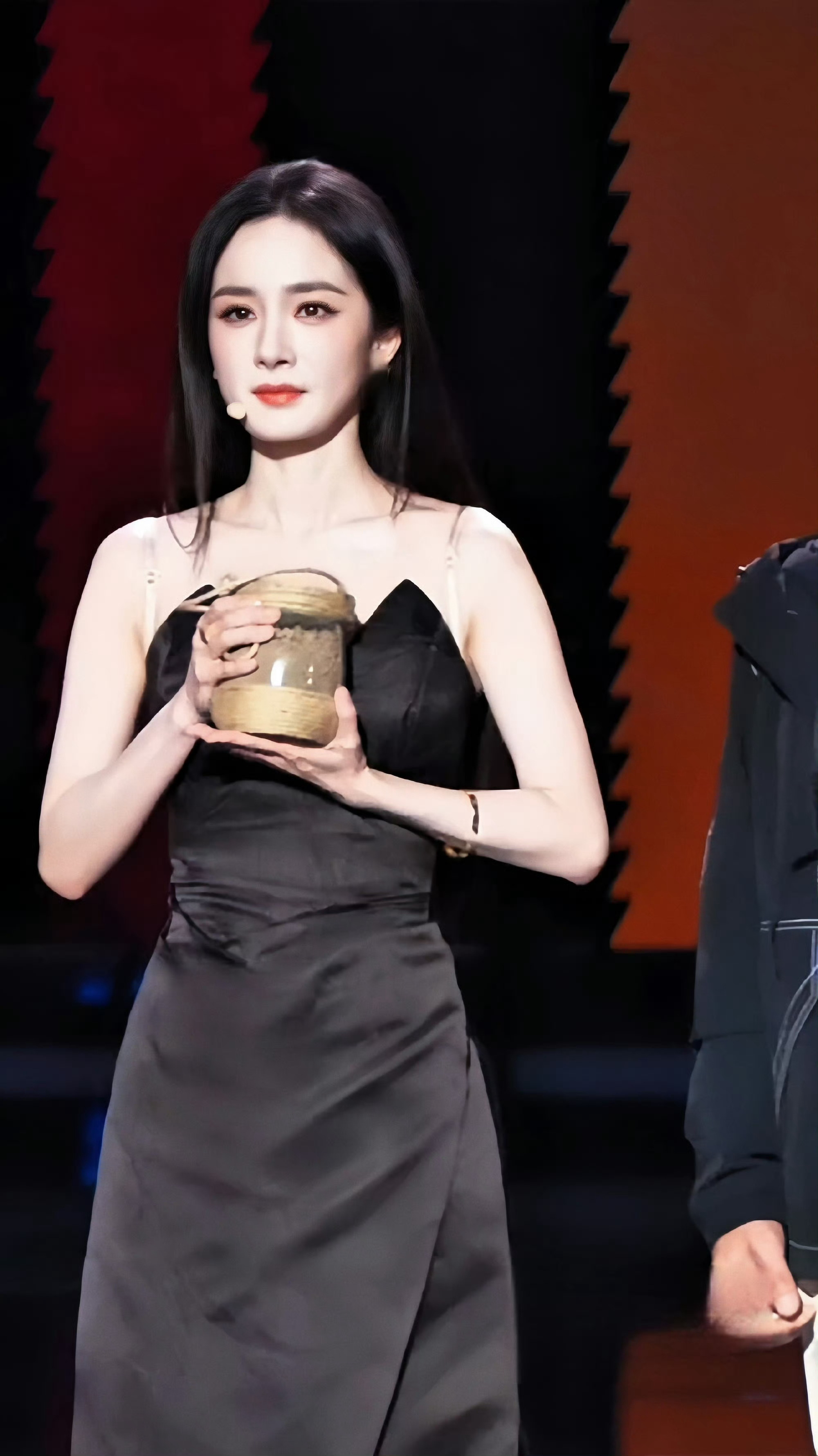 总台视后每年都是两个还是追85花有意思，前段时间是赵丽颖，现在是杨幂，85花永远