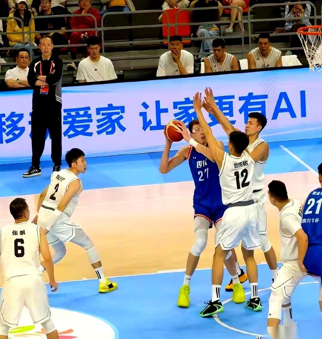 周琦和胡金秋往内线一站，我跟你说，这比赛基本就结束了。
真的，我隔着屏幕都替对面