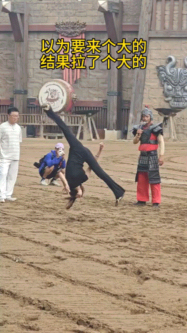 美女啊
看你这出场的表现
以为你是个厉害角色呢
没成想
竟然连个路人都不如[笑哭