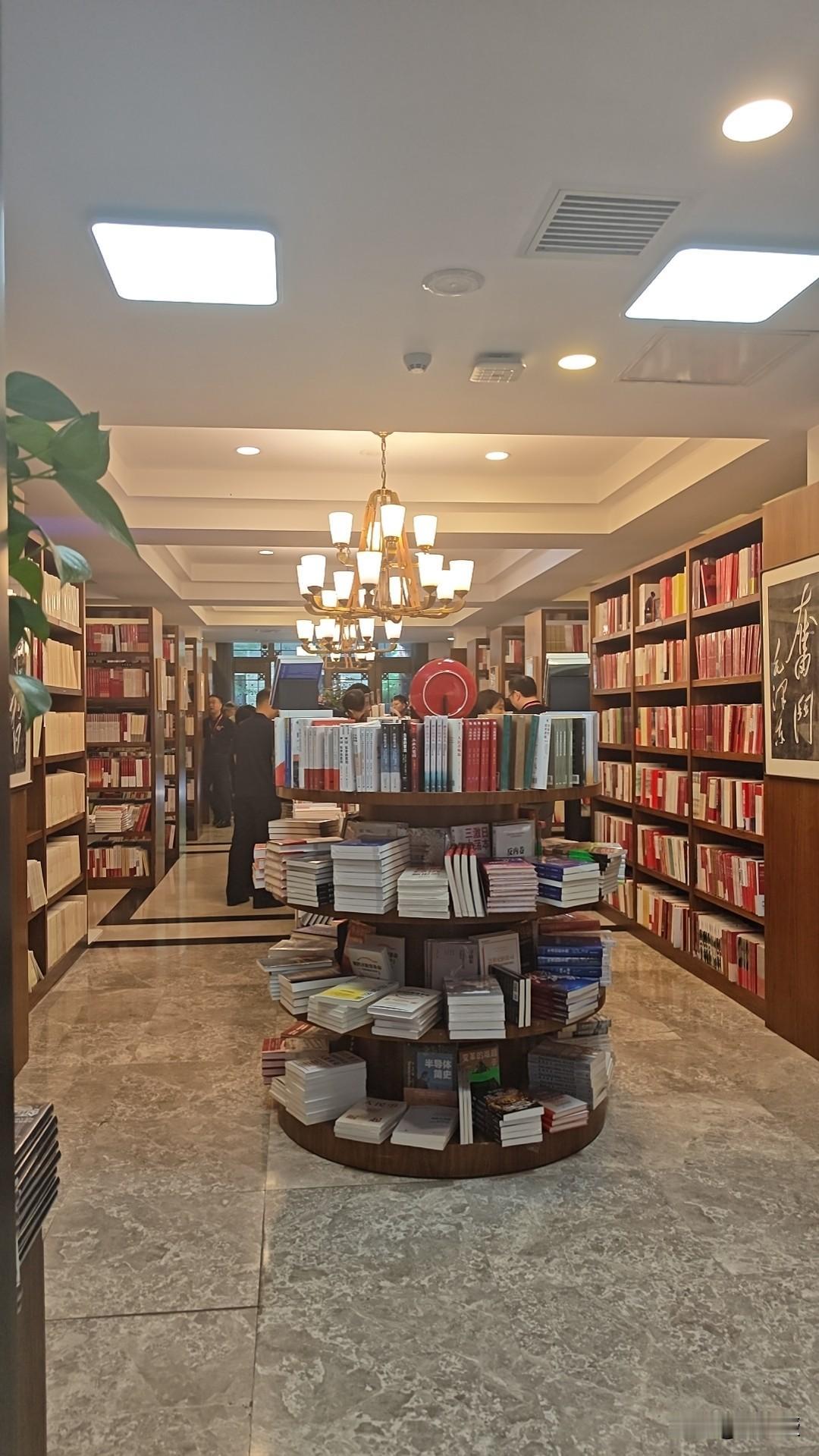 今天书店里很热闹
买了几本书
买了一个掠燕湖的冰箱贴